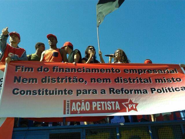 O Diálogo e Ação Petista esteve presente com suas bandeiras. 