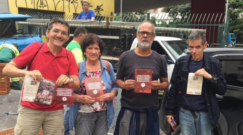 militantes do grupo de base do DAP Centro de São Paulo na feira livre