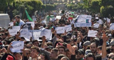 Milhares pedem saída do Presidente na Algéria