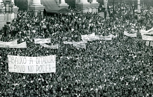 Faixa "Abaixo a ditadura! Povo no Poder" durante comício da época