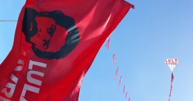 pipa e bandeira Lula Livre