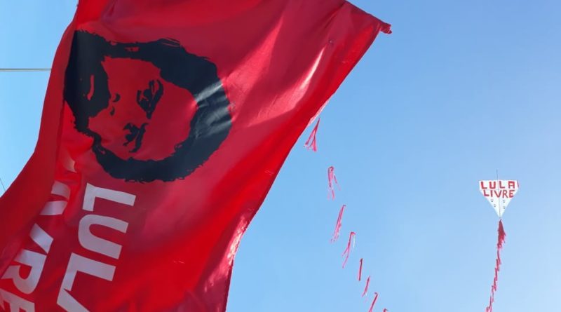 pipa e bandeira Lula Livre