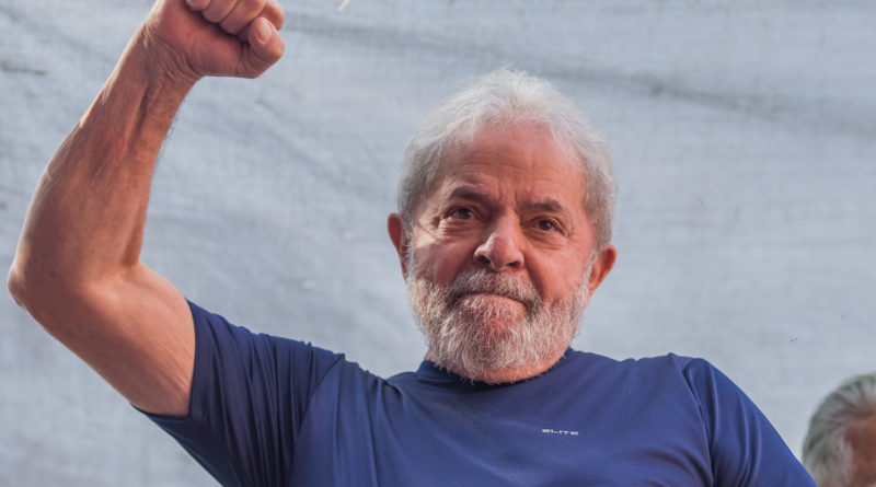 Lula com punho erguido
