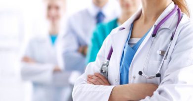 Medico de Braços Cruzados