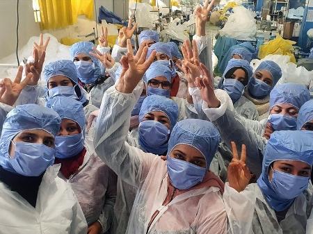 Trabalhadores com mascaras