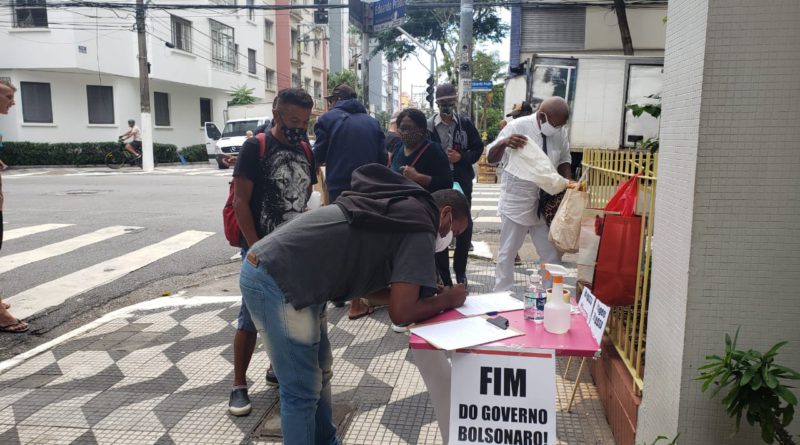 usuário da UBS Santa Cecília assinando o PL da Testagem